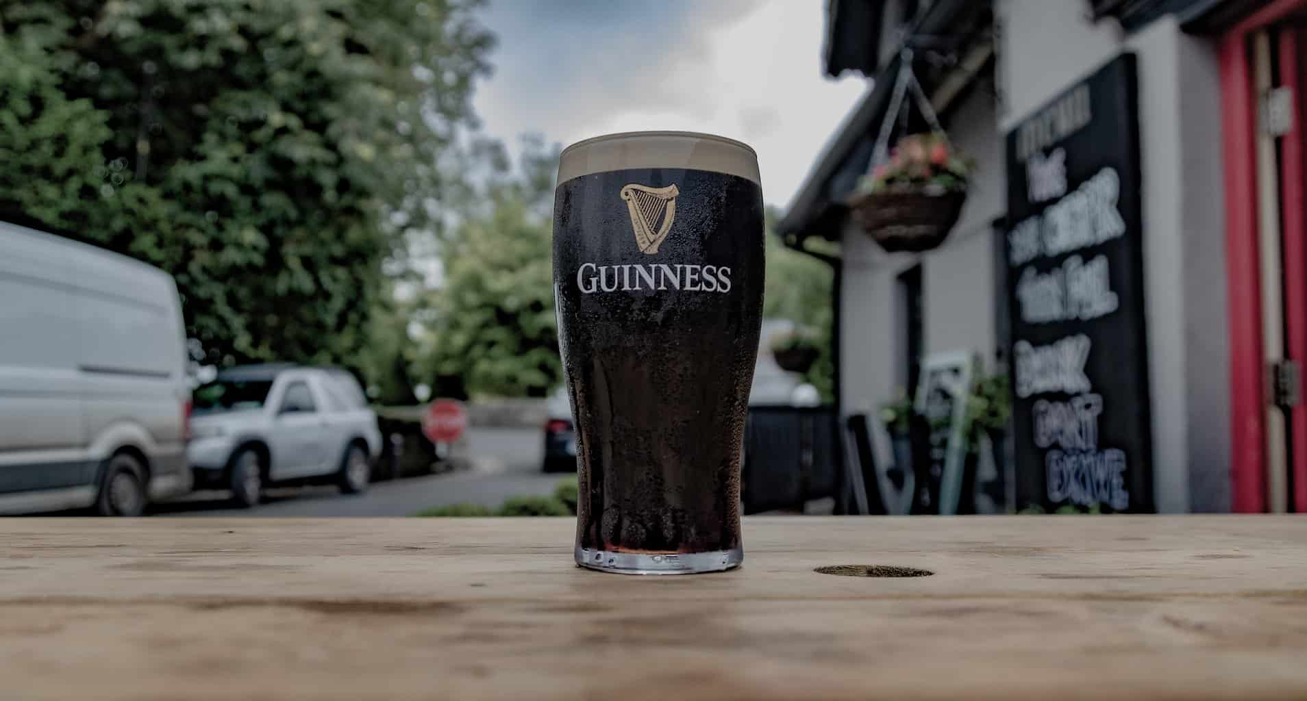 Guinness przy barze w La Musica Club w centrum Legnicy