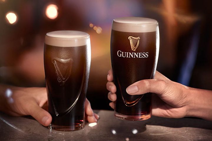Świeżo nalany Guinness Draught z kranu w La Musica Club w Legnicy