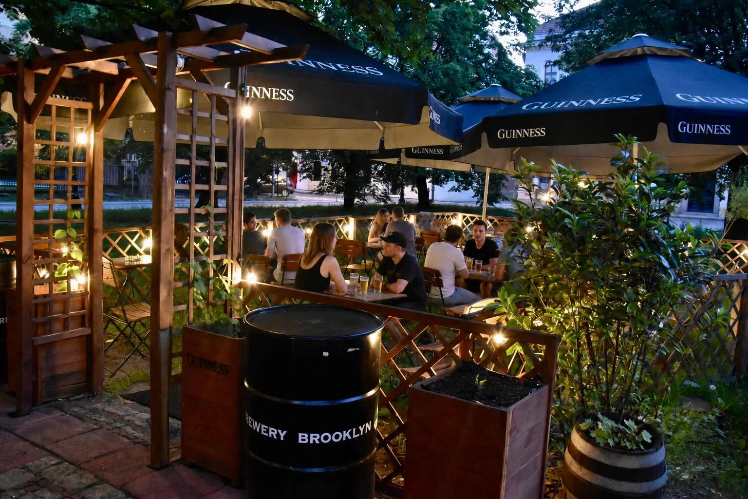 Bar z ogródkiem w Legnicy – wieczorny ogródek La Musica Cocktail Bar & Social Club