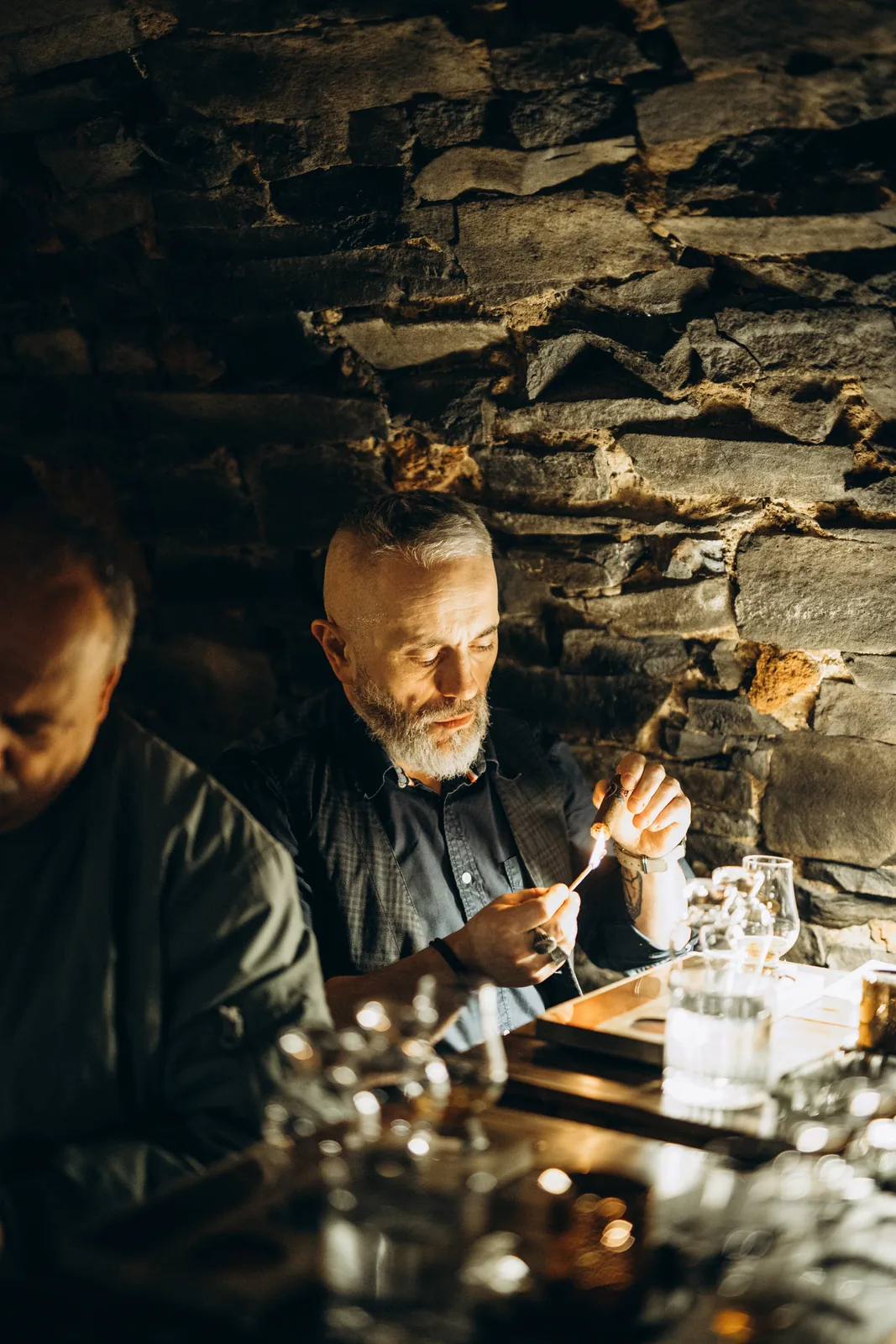 Gość przy stole podczas kameralnej degustacji