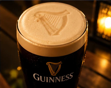 Kremowa piana na świeżo nalanym Guinness Draught