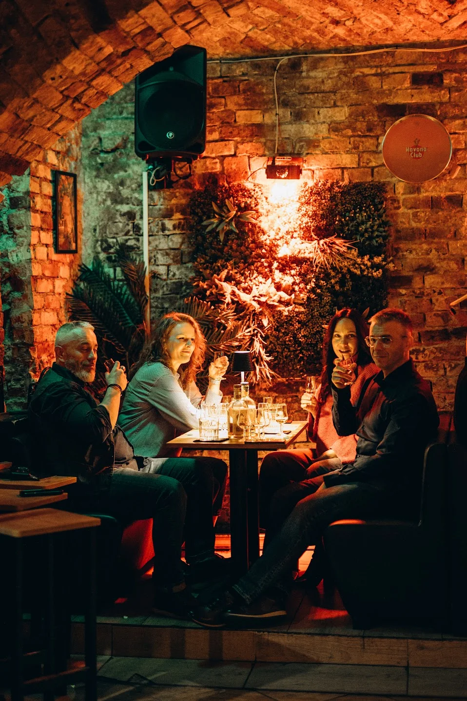 Goście przy stoliku w La Musica Cocktail Bar & Social Club Legnica