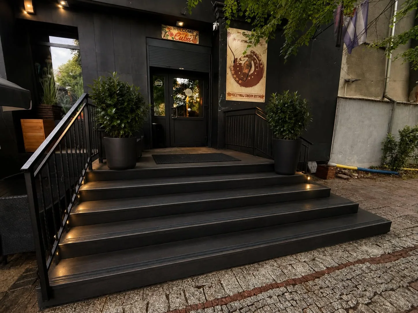 Wejście do La Musica Cocktail Bar & Social Club przy Rycerskiej 2 w Legnicy