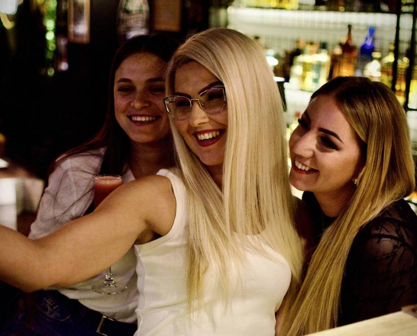Trzy kobiety robiące selfie przy barze w La Musica Club w Legnicy