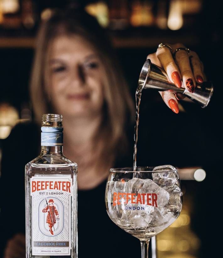 Barmanka przygotowująca bezalkoholowy gin z tonikiem Beefeater w La Musica Club w Legnicy